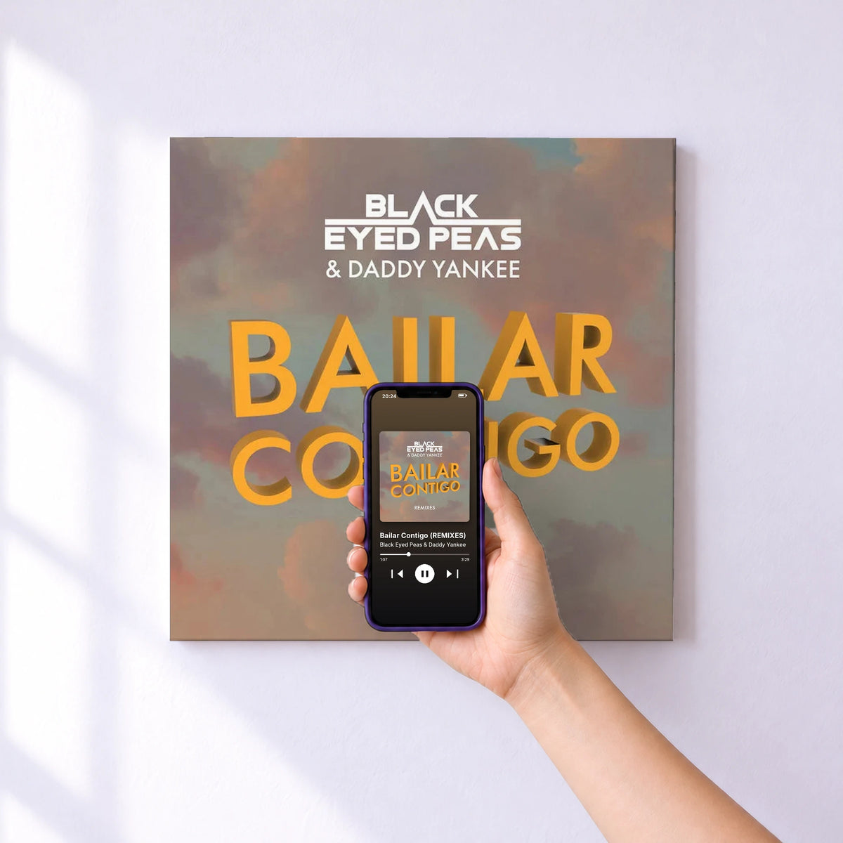 Affiche connectée Bailar Contigo (REMIXES) de Black Eyed Peas & Daddy Yankee au mur : l'album se lance en approchant le téléphone