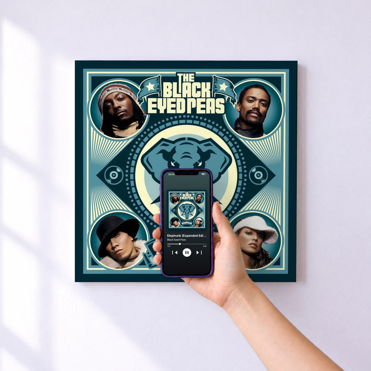 Affiche connectée Elephunk (Expanded Edition) de Black Eyed Peas au mur : l'album se lance en approchant le téléphone