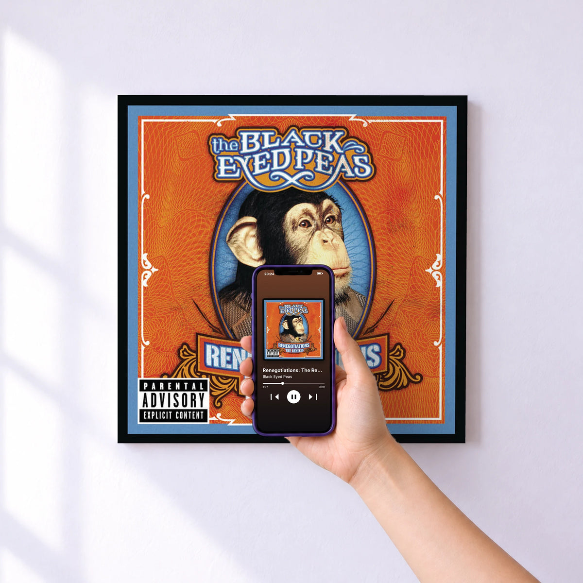 Affiche connectée Renegotiations: The Remixes de Black Eyed Peas au mur : l'album se lance en approchant le téléphone