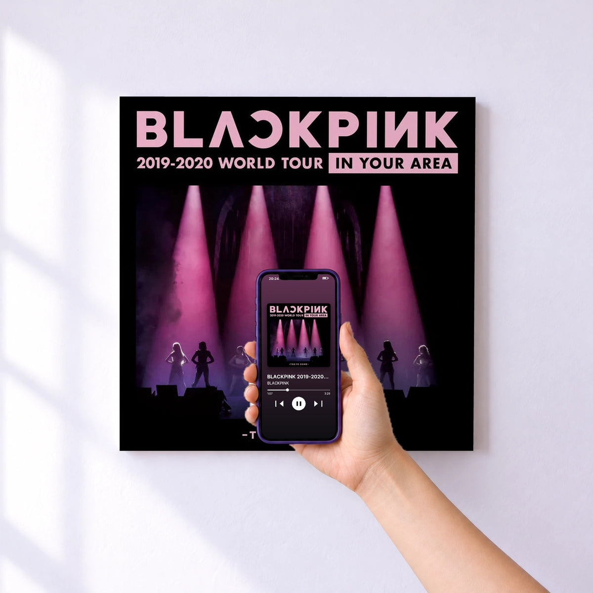Affiche connectée BLACKPINK 2019-2020 WORLD TOUR IN YOUR AREA -TOKYO DOME- (Live) de BLACKPINK au mur : l'album se lance en approchant le téléphone