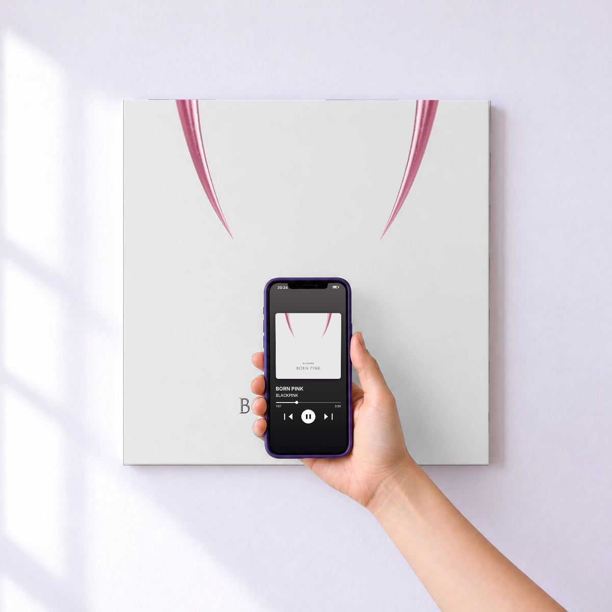 Affiche connectée BORN PINK de BLACKPINK au mur : l'album se lance en approchant le téléphone