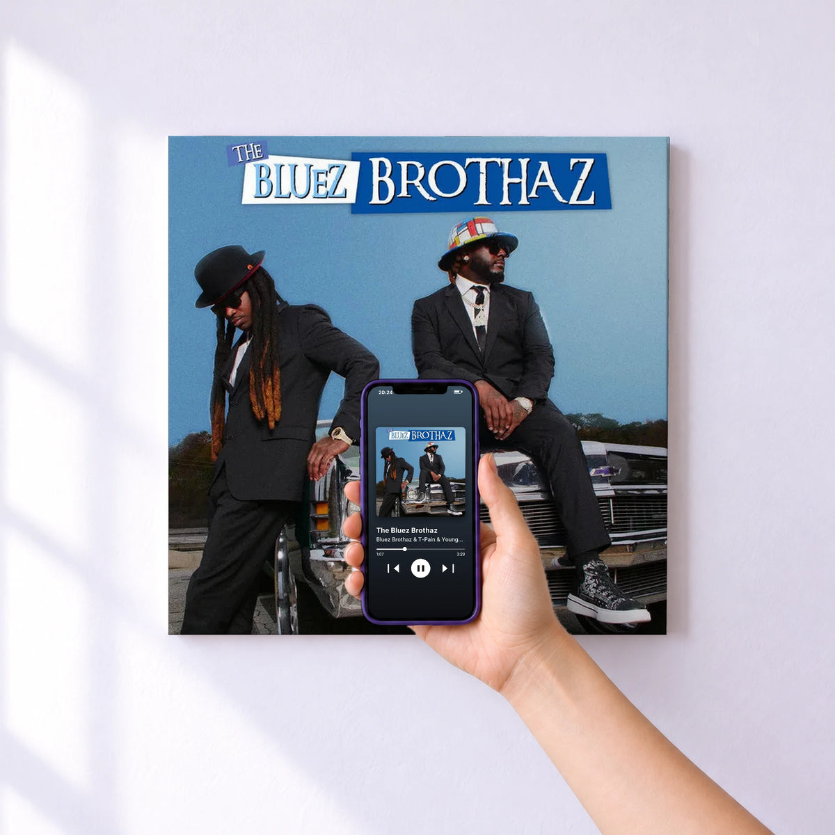 Affiche connectée The Bluez Brothaz de Bluez Brothaz & T-Pain & Young Cash au mur : l'album se lance en approchant le téléphone
