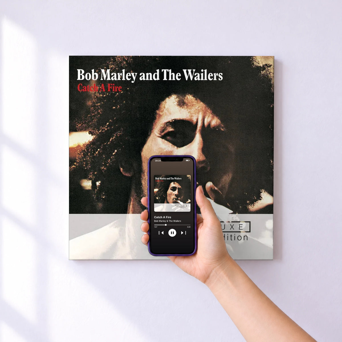 Affiche connectée Catch A Fire de Bob Marley & The Wailers au mur : l'album se lance en approchant le téléphone