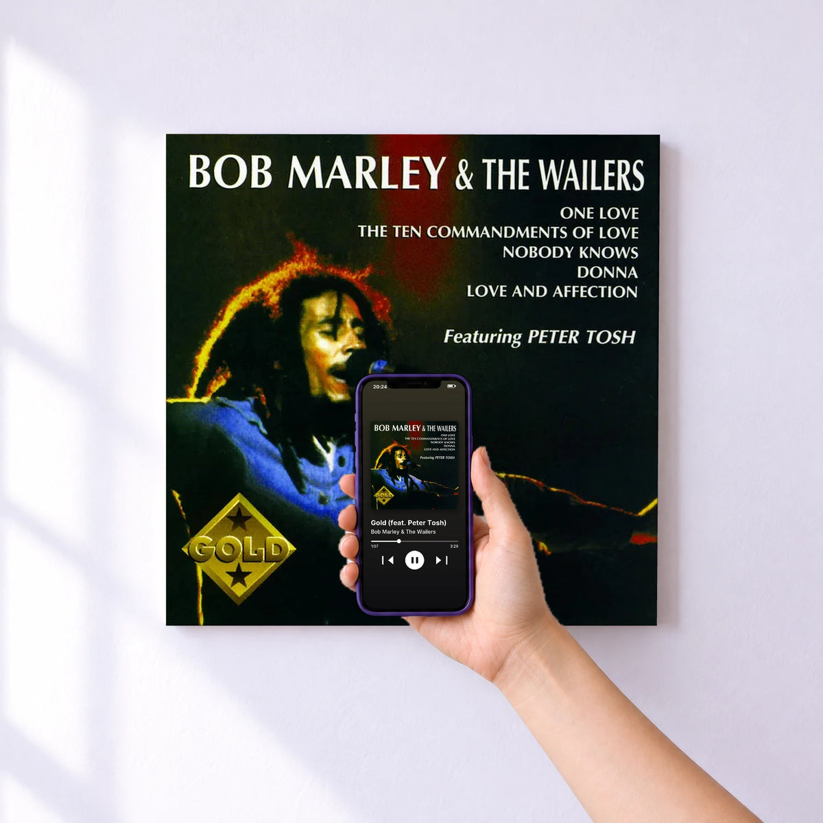 Affiche connectée Gold (feat. Peter Tosh) de Bob Marley & The Wailers au mur : l'album se lance en approchant le téléphone
