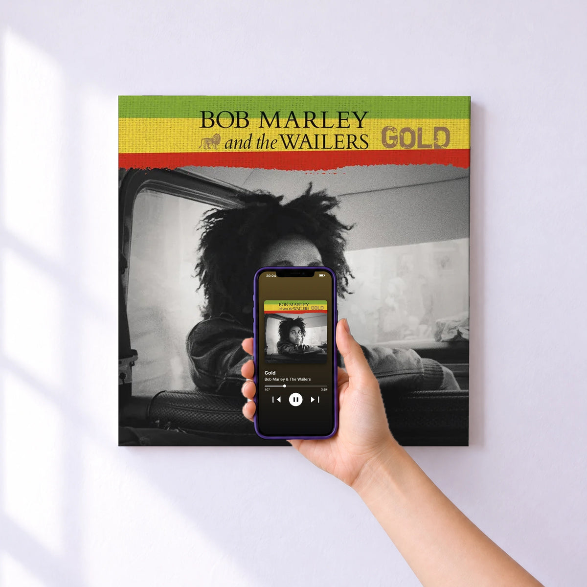 Affiche connectée Gold de Bob Marley & The Wailers au mur : l'album se lance en approchant le téléphone
