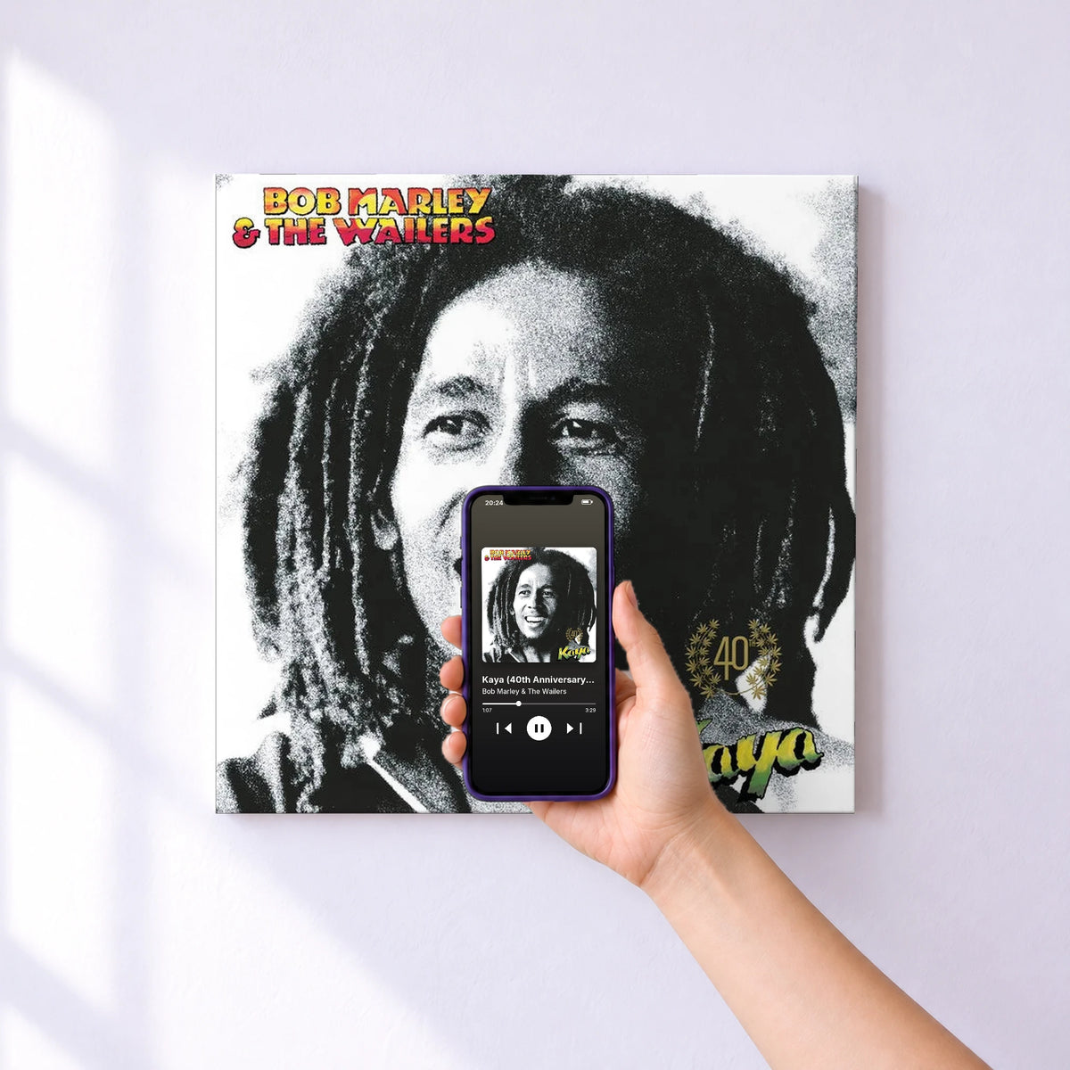 Affiche connectée Kaya (40th Anniversary Edition) de Bob Marley & The Wailers au mur : l'album se lance en approchant le téléphone