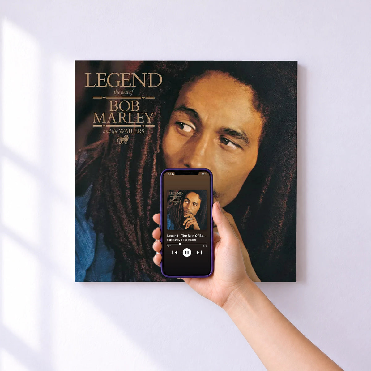 Affiche connectée Legend - The Best Of Bob Marley And The Wailers de Bob Marley & The Wailers au mur : l'album se lance en approchant le téléphone