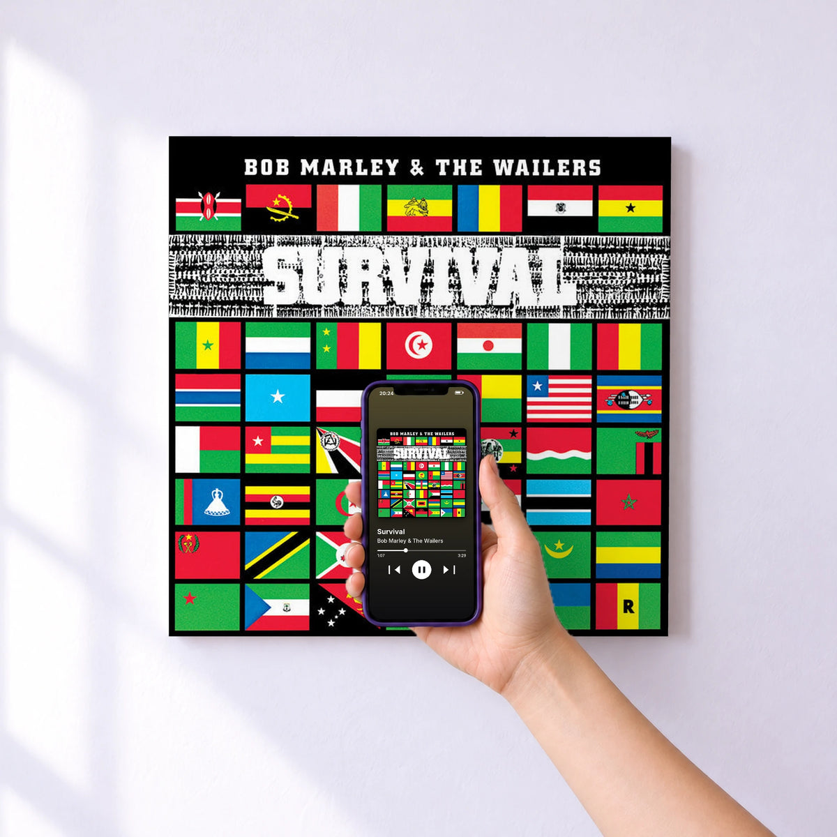 Affiche connectée Survival de Bob Marley & The Wailers au mur : l'album se lance en approchant le téléphone