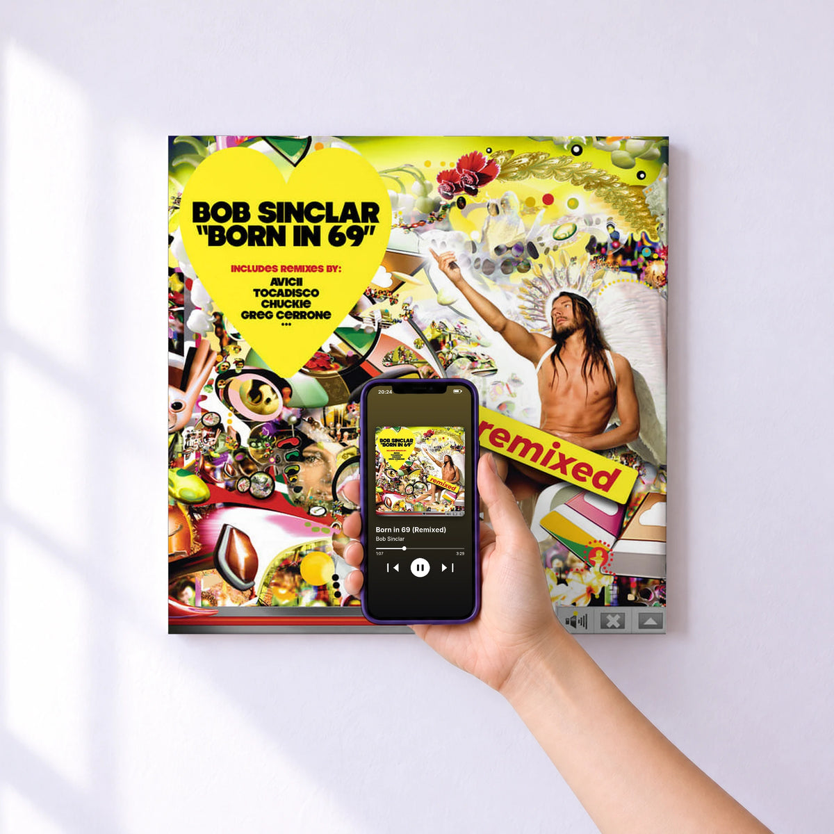Affiche connectée Born in 69 (Remixed) de Bob Sinclar au mur : l'album se lance en approchant le téléphone