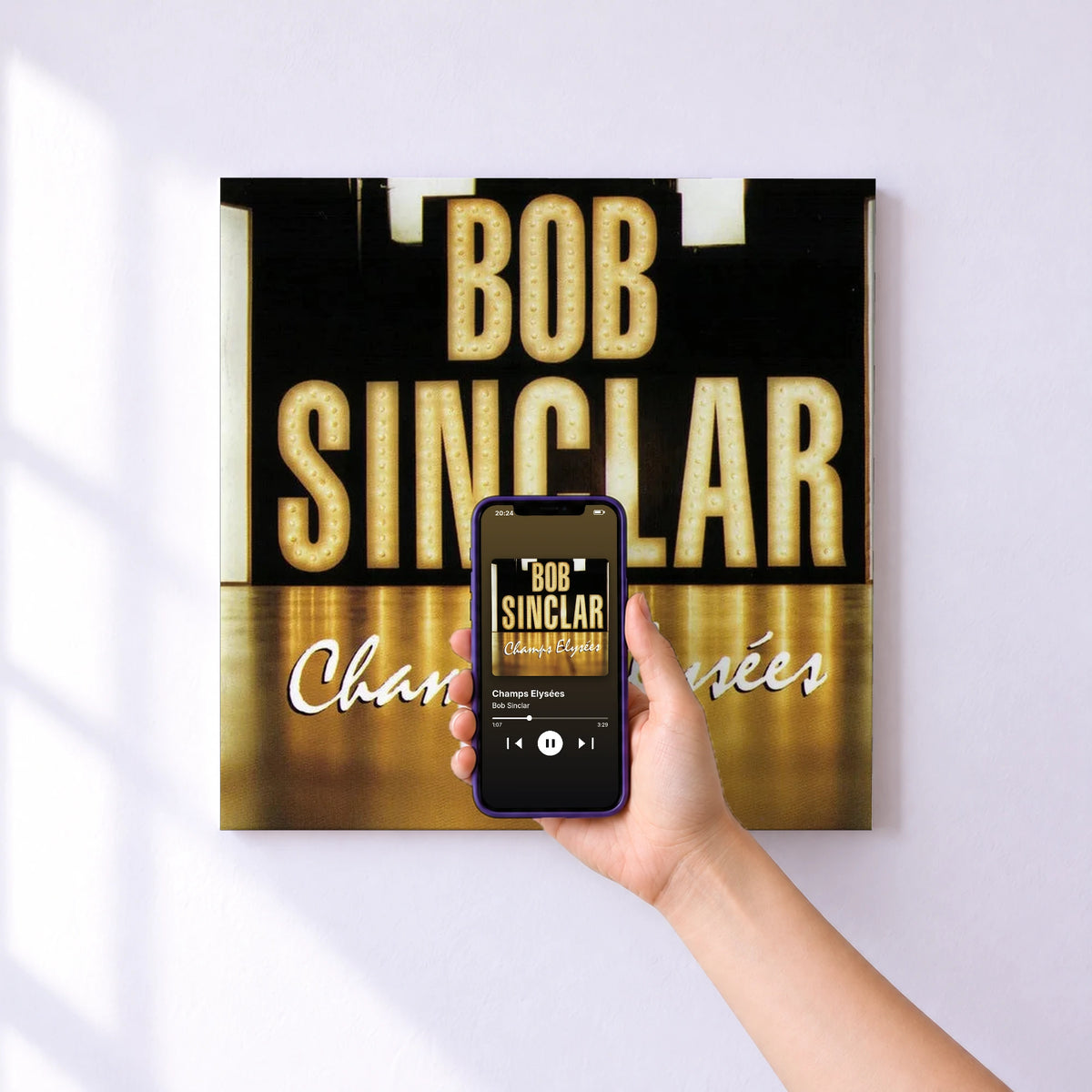 Affiche connectée Champs Elysées de Bob Sinclar au mur : l'album se lance en approchant le téléphone