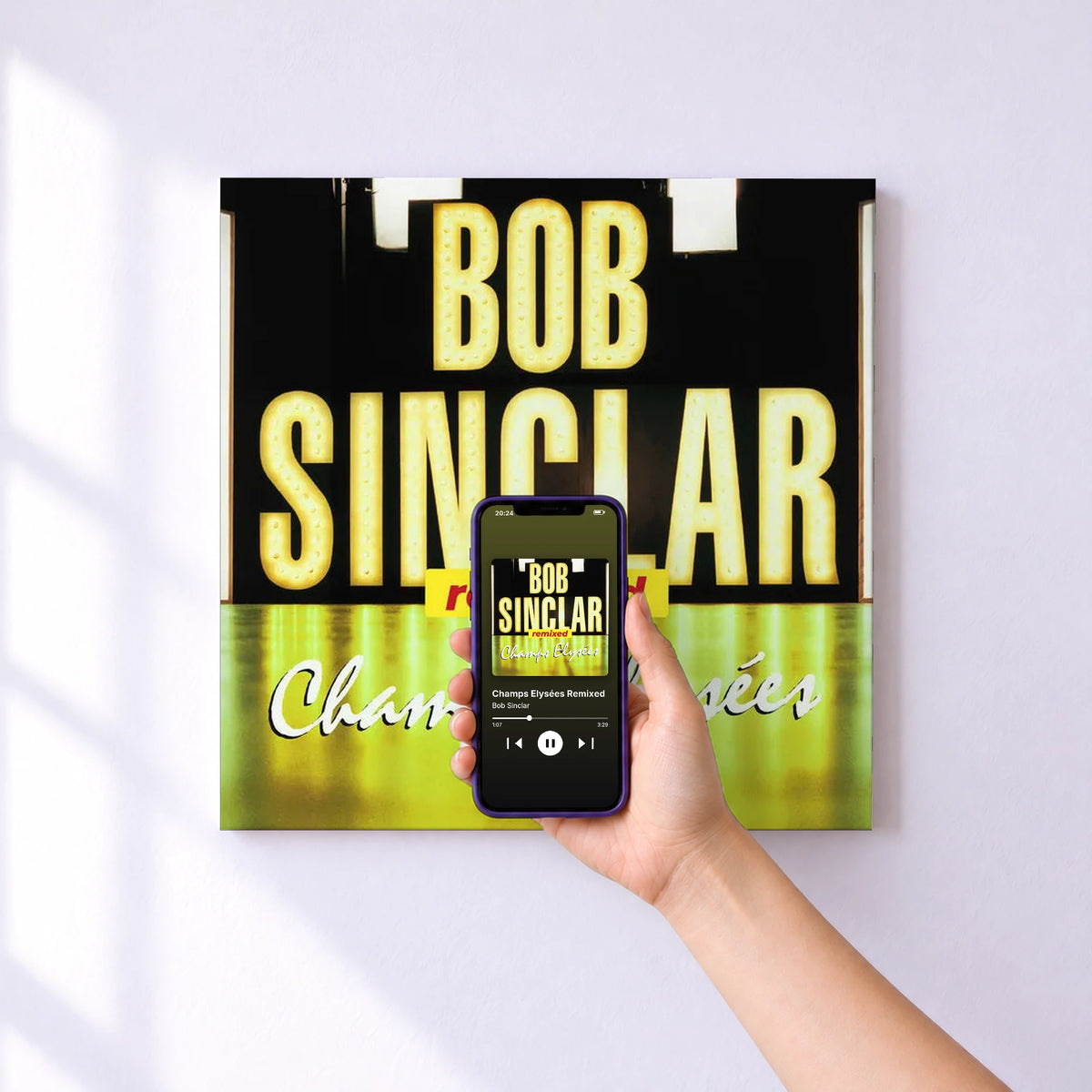 Affiche connectée Champs Elysées Remixed de Bob Sinclar au mur : l'album se lance en approchant le téléphone