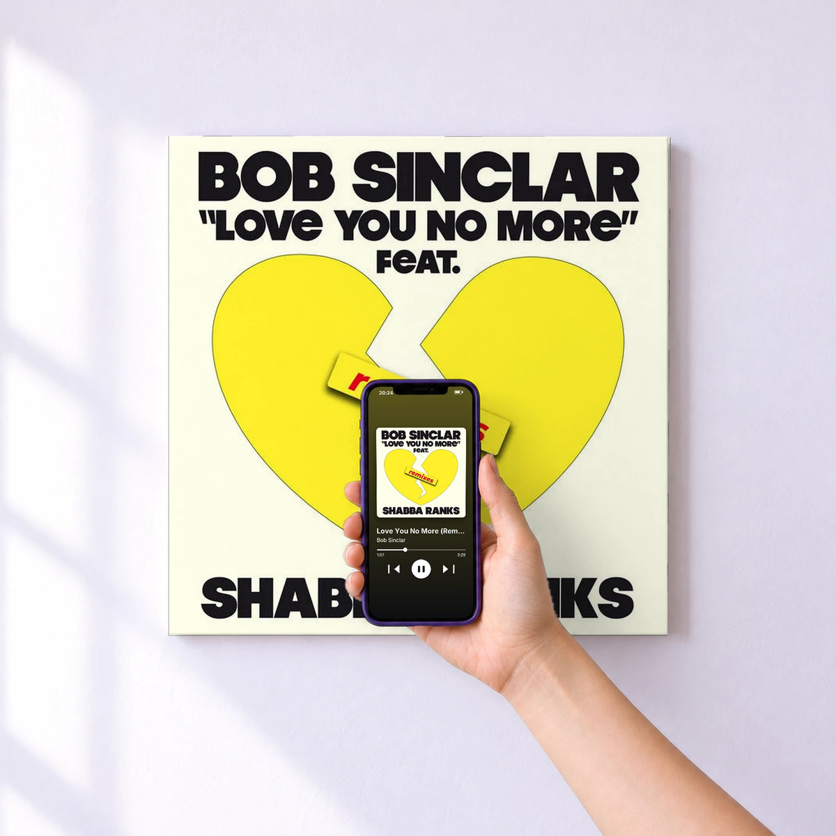 Affiche connectée Love You No More (Remixes) de Bob Sinclar au mur : l'album se lance en approchant le téléphone