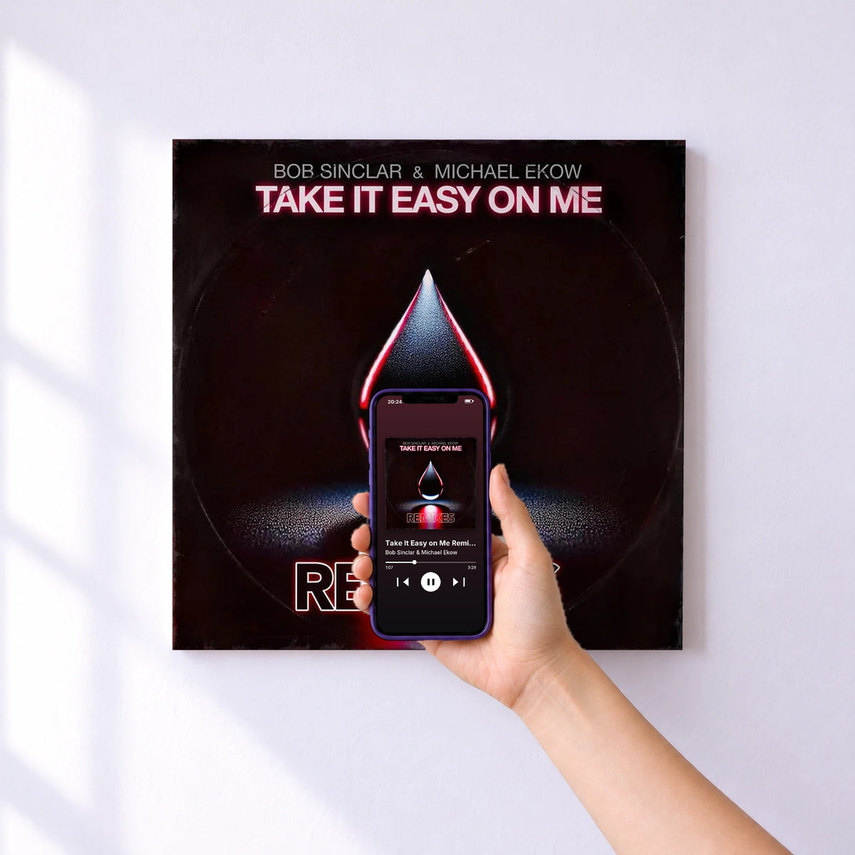 Affiche connectée Take It Easy on Me Remixes de Bob Sinclar & Michael Ekow au mur : l'album se lance en approchant le téléphone