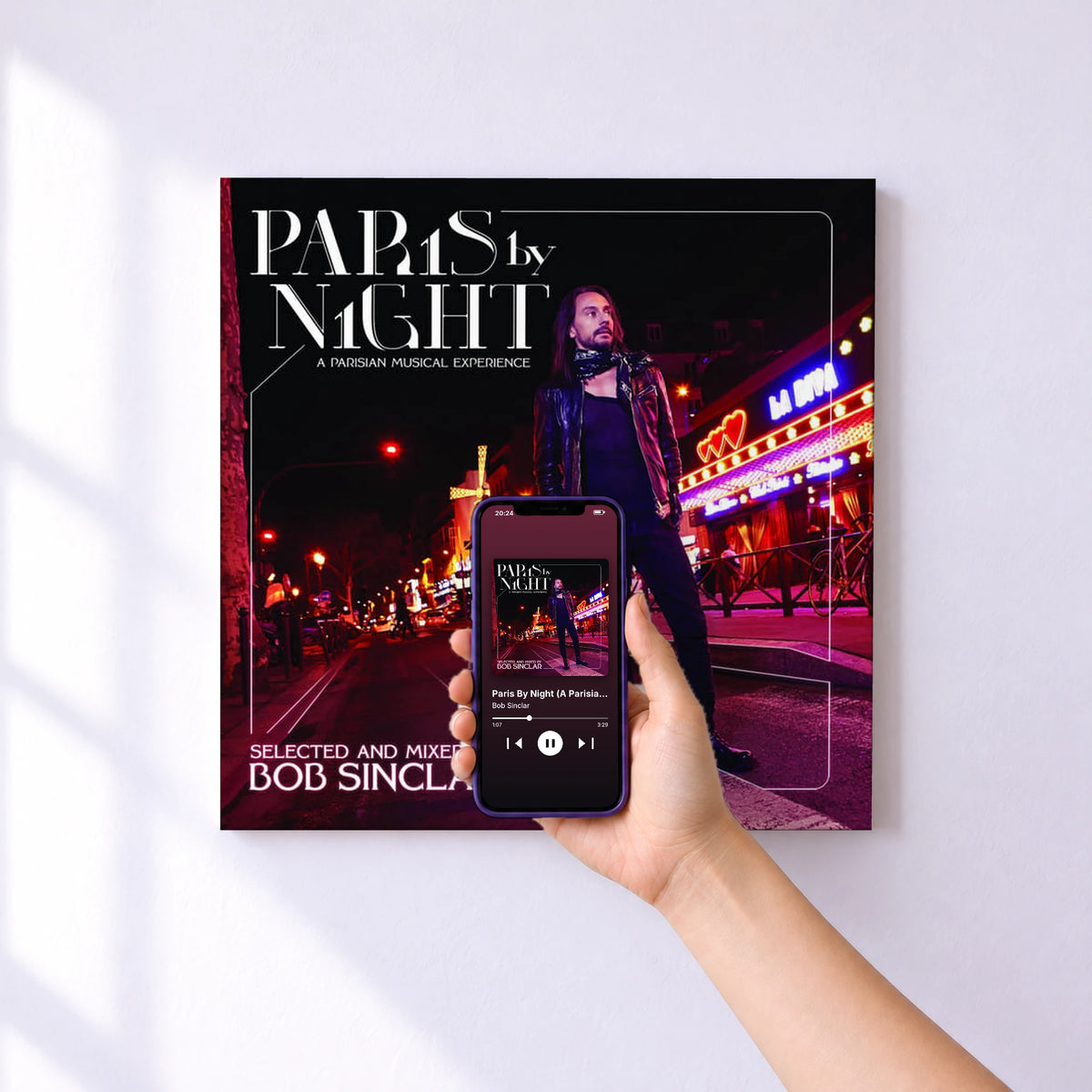 Affiche connectée Paris By Night (A Parisian Musical Experience) de Bob Sinclar au mur : l'album se lance en approchant le téléphone