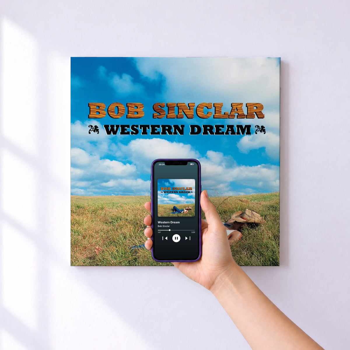 Affiche connectée Western Dream de Bob Sinclar au mur : l'album se lance en approchant le téléphone