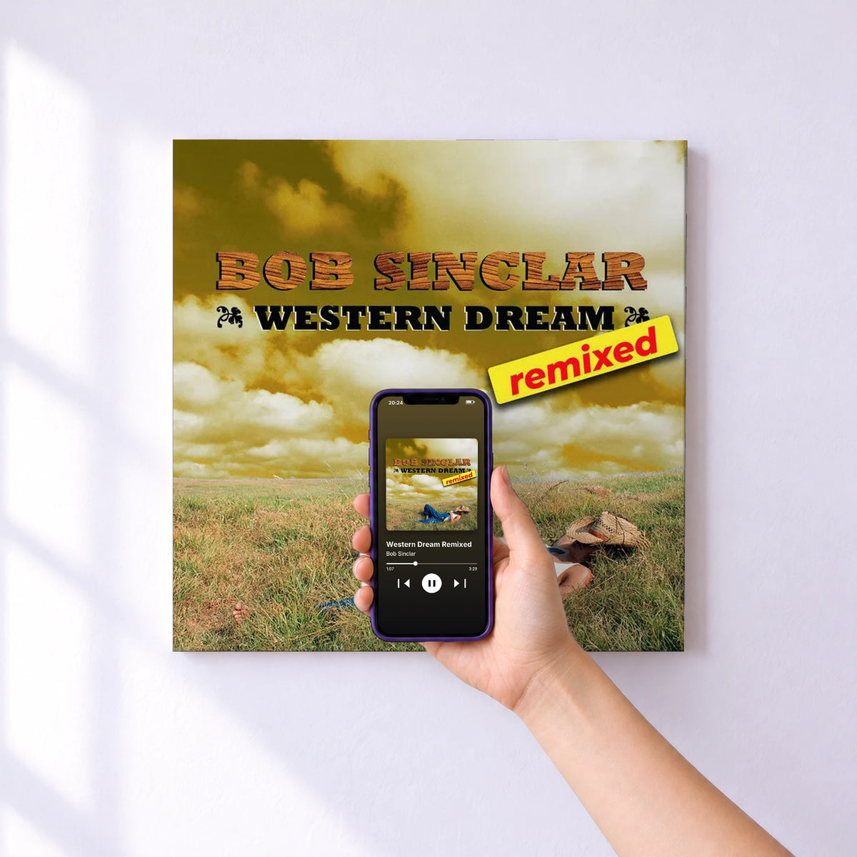 Affiche connectée Western Dream Remixed de Bob Sinclar au mur : l'album se lance en approchant le téléphone
