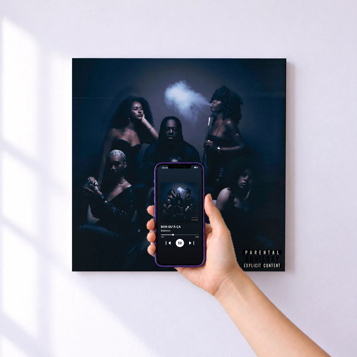 Affiche connectée BON QU'À ÇA de Bolémvn au mur : l'album se lance en approchant le téléphone