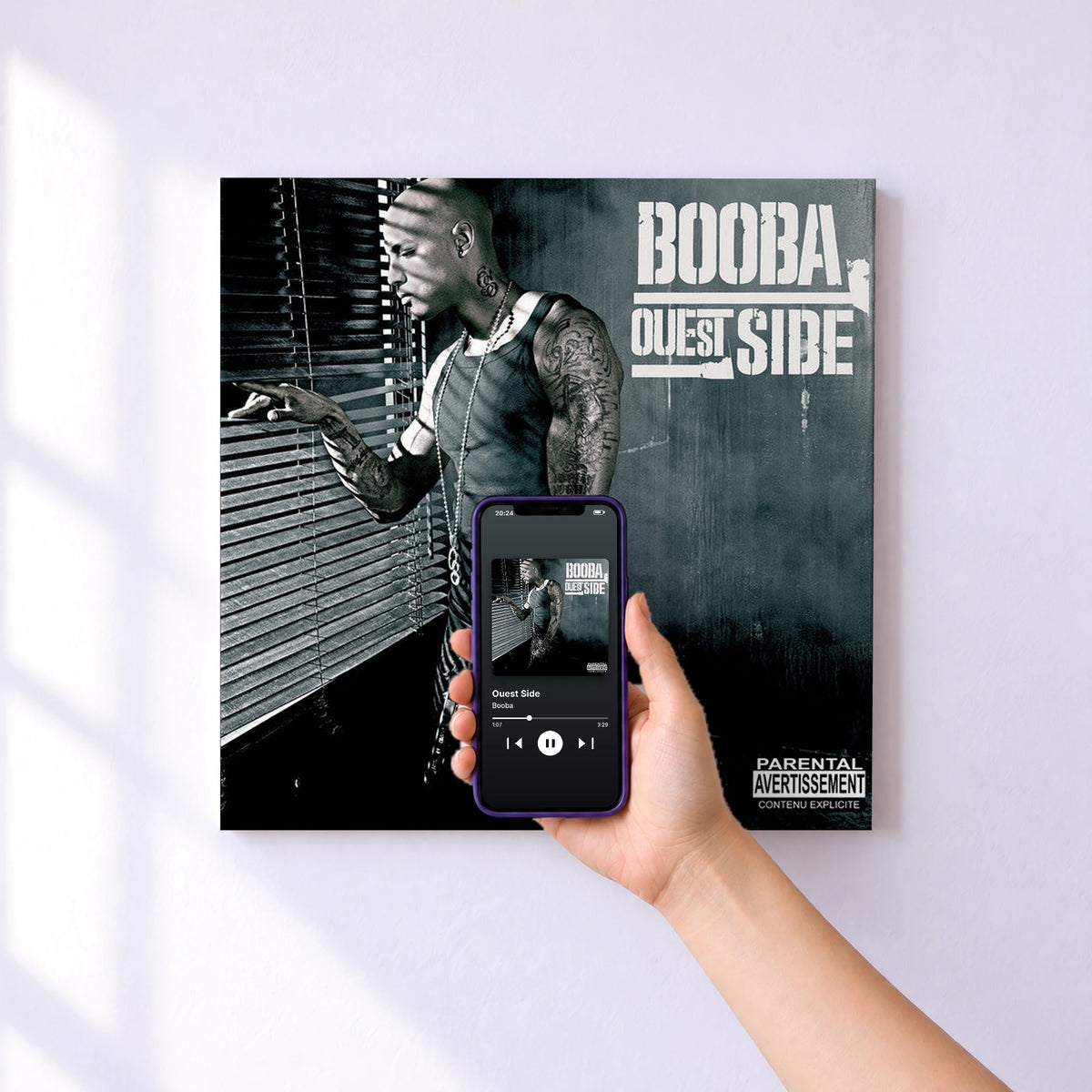 Affiche connectée Ouest Side de Booba au mur : l'album se lance en approchant le téléphone