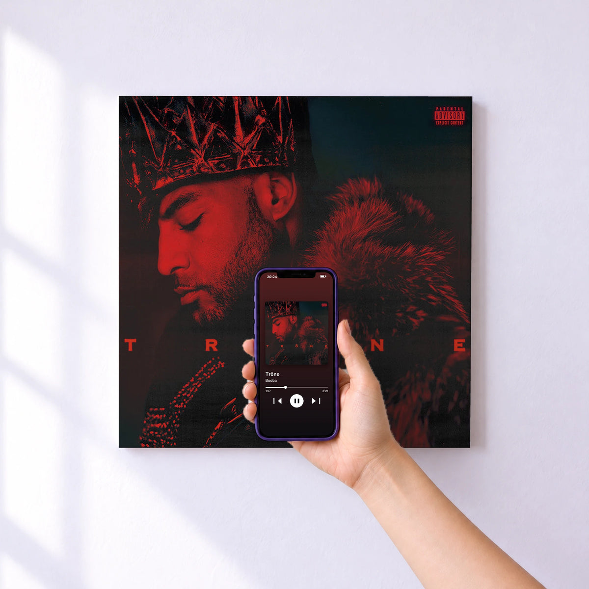 Affiche connectée Trône de Booba au mur : l'album se lance en approchant le téléphone