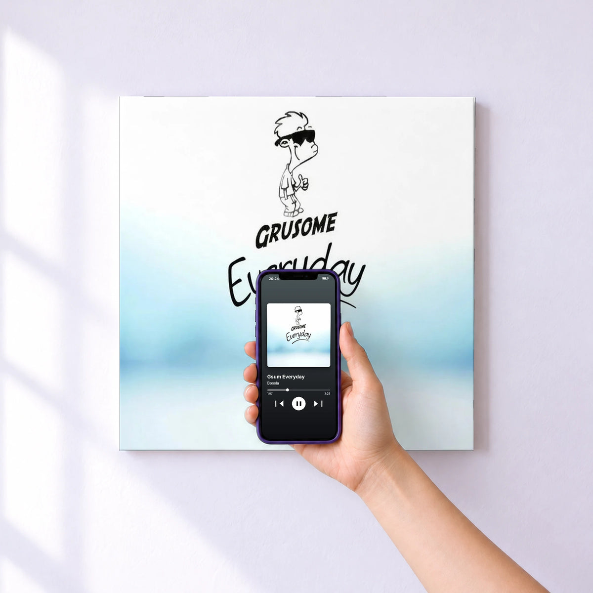 Affiche connectée Gsum Everyday de Bossla au mur : l'album se lance en approchant le téléphone