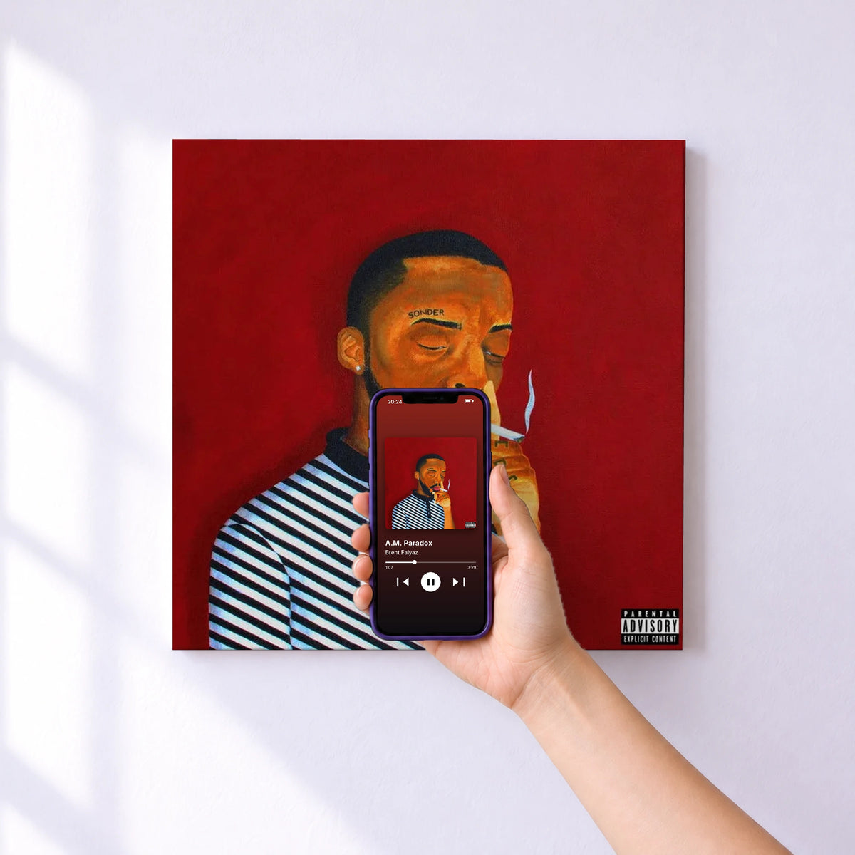 Affiche connectée A.M. Paradox de Brent Faiyaz au mur : l'album se lance en approchant le téléphone