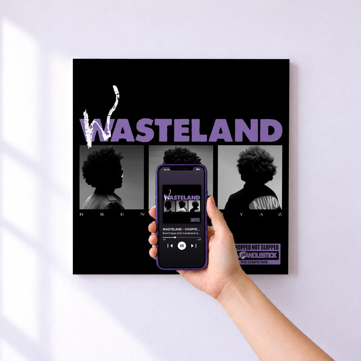 Affiche connectée WASTELAND - CHOPPED NOT SLOPPED de Brent Faiyaz & DJ Candlestick & OG Ron C au mur : l'album se lance en approchant le téléphone