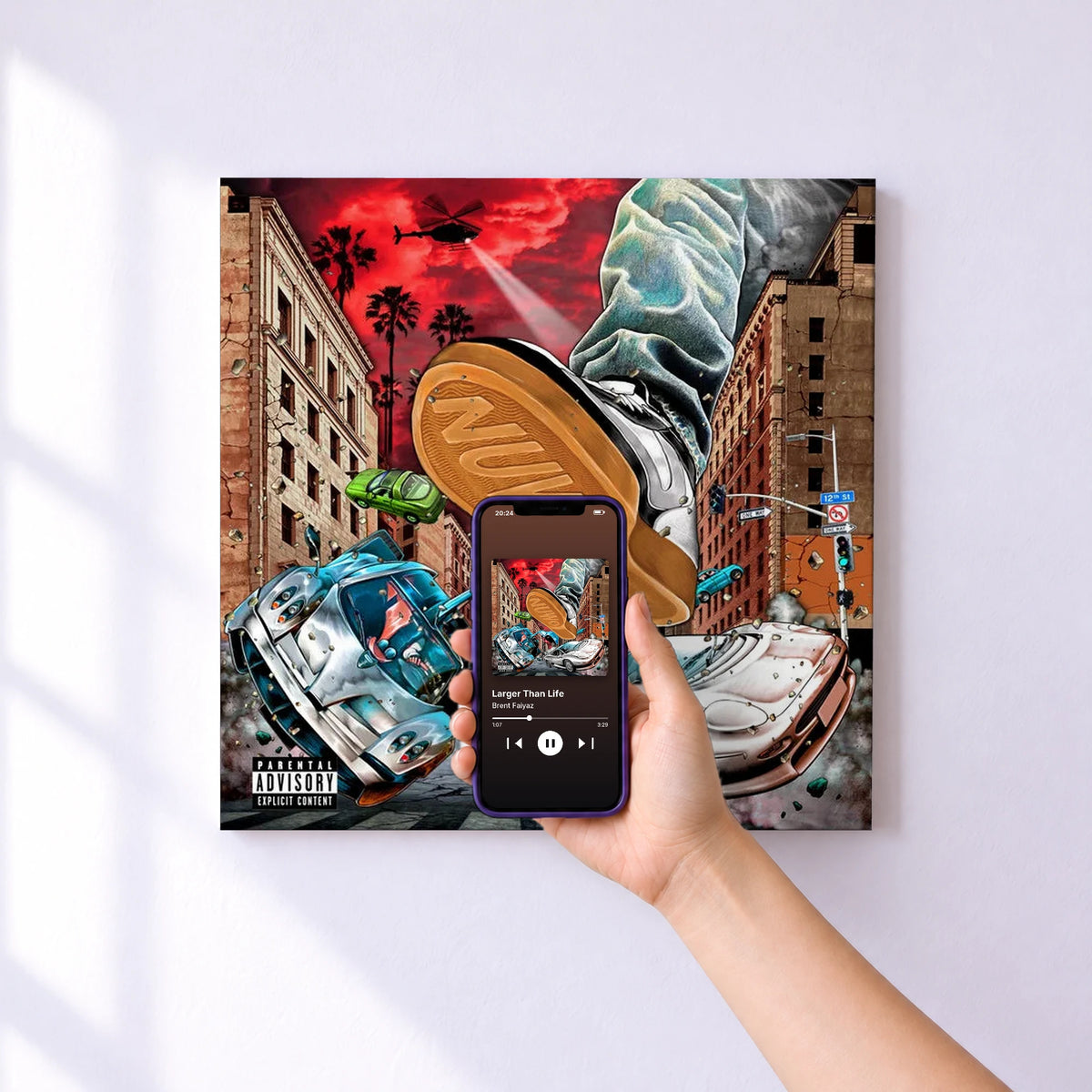 Affiche connectée Larger Than Life de Brent Faiyaz au mur : l'album se lance en approchant le téléphone