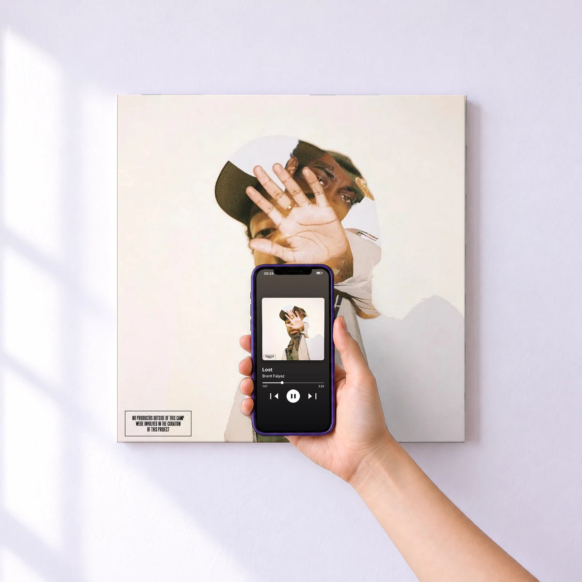 Affiche connectée Lost de Brent Faiyaz au mur : l'album se lance en approchant le téléphone