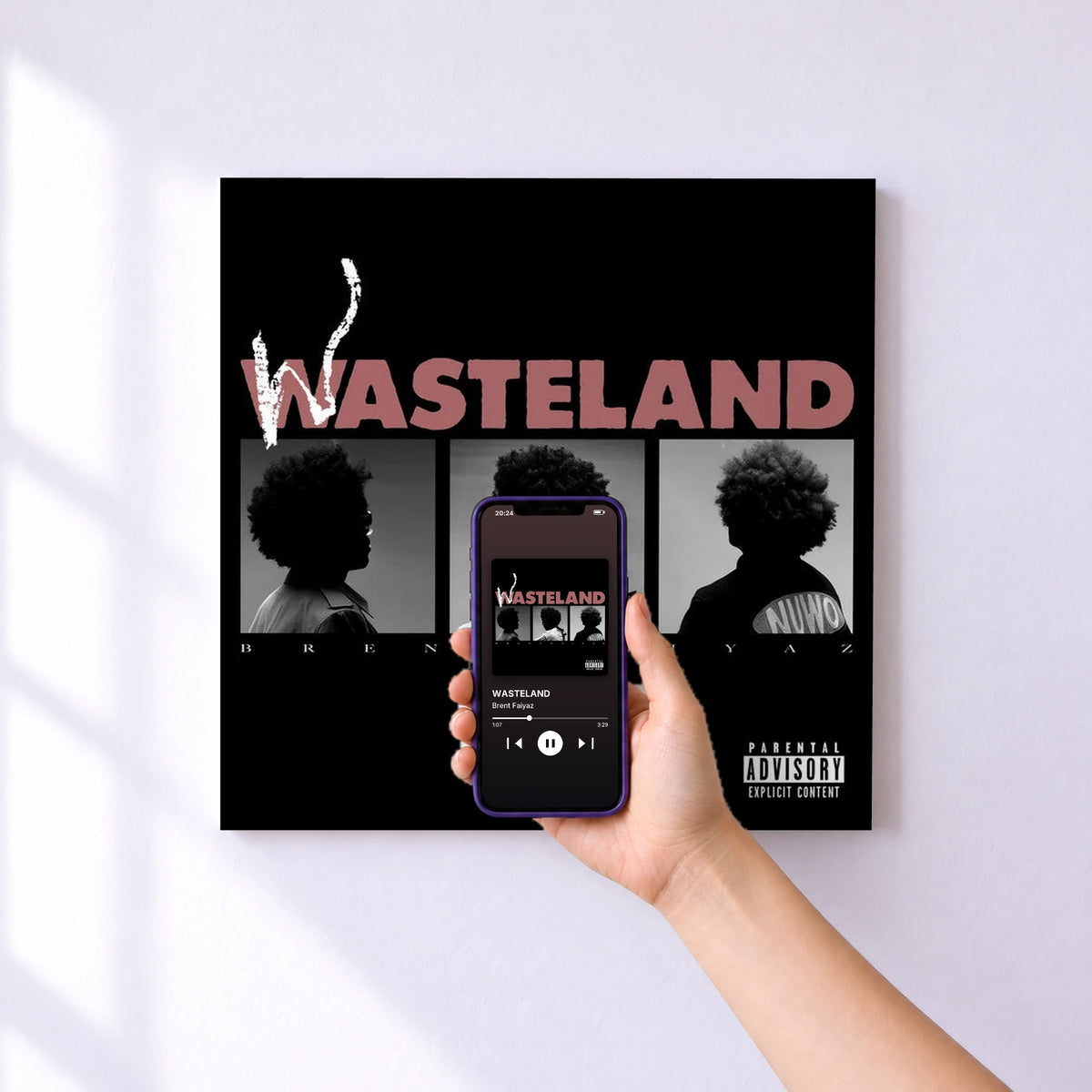 Affiche connectée WASTELAND de Brent Faiyaz au mur : l'album se lance en approchant le téléphone