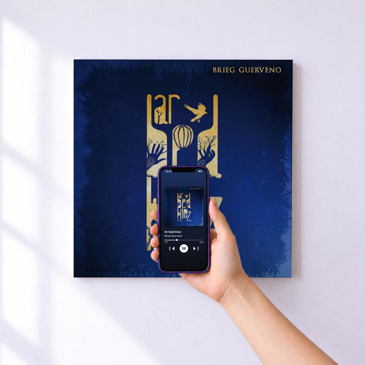 Affiche connectée Ar bed kloz de Brieg Guerveno au mur : l'album se lance en approchant le téléphone