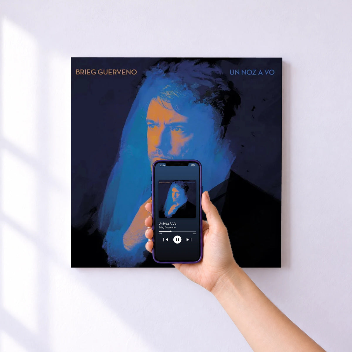 Affiche connectée Un Noz A Vo de Brieg Guerveno au mur : l'album se lance en approchant le téléphone