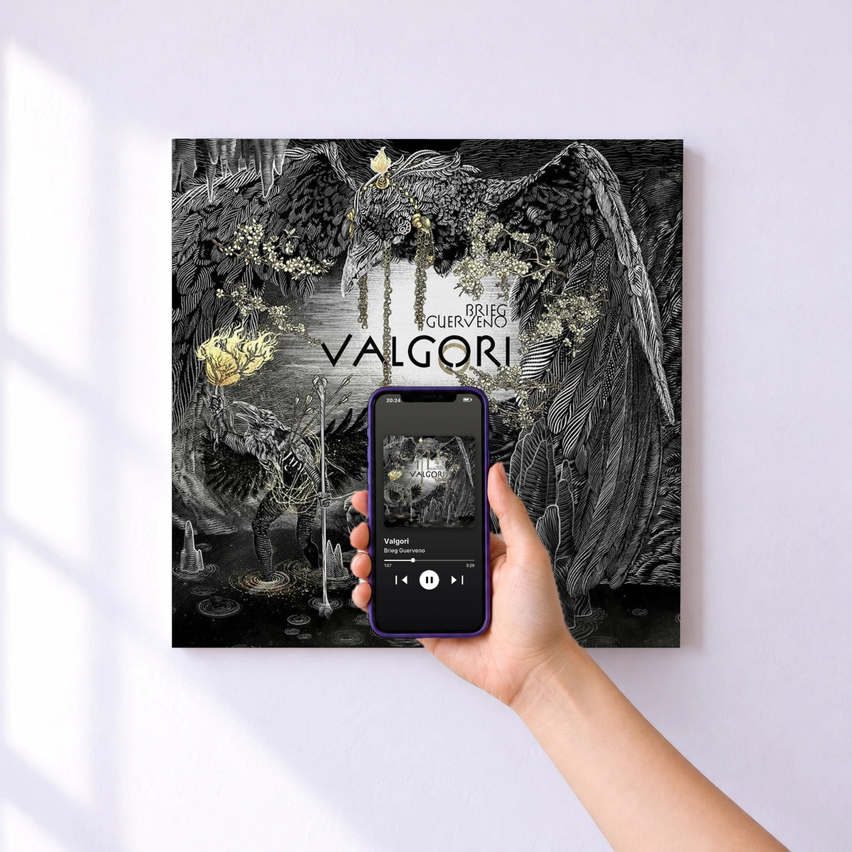 Affiche connectée Valgori de Brieg Guerveno au mur : l'album se lance en approchant le téléphone