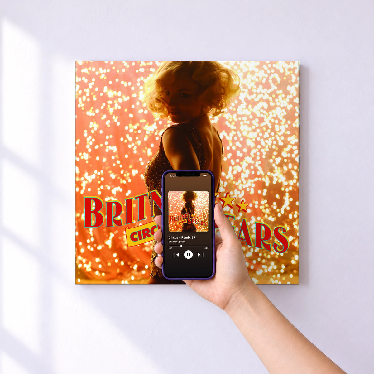 Affiche connectée Circus - Remix EP de Britney Spears au mur : l'album se lance en approchant le téléphone