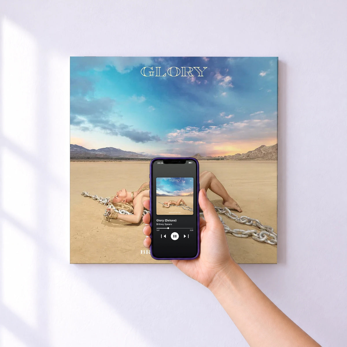 Affiche connectée Glory (Deluxe) de Britney Spears au mur : l'album se lance en approchant le téléphone