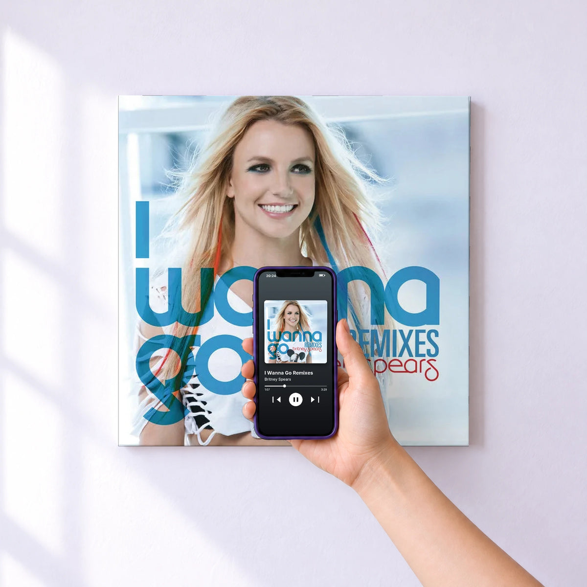Affiche connectée I Wanna Go Remixes de Britney Spears au mur : l'album se lance en approchant le téléphone
