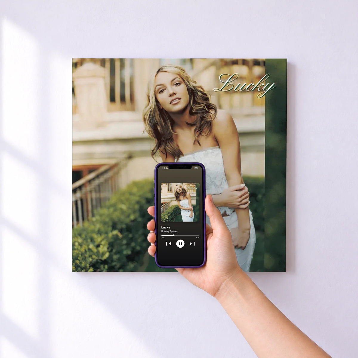 Affiche connectée Lucky de Britney Spears au mur : l'album se lance en approchant le téléphone