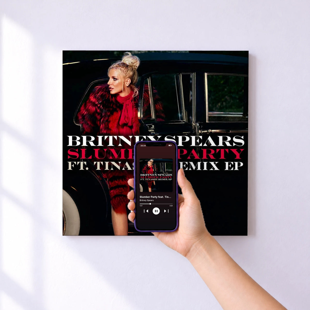 Affiche connectée Slumber Party feat. Tinashe (Remix EP) (feat. Tinashe) de Britney Spears au mur : l'album se lance en approchant le téléphone