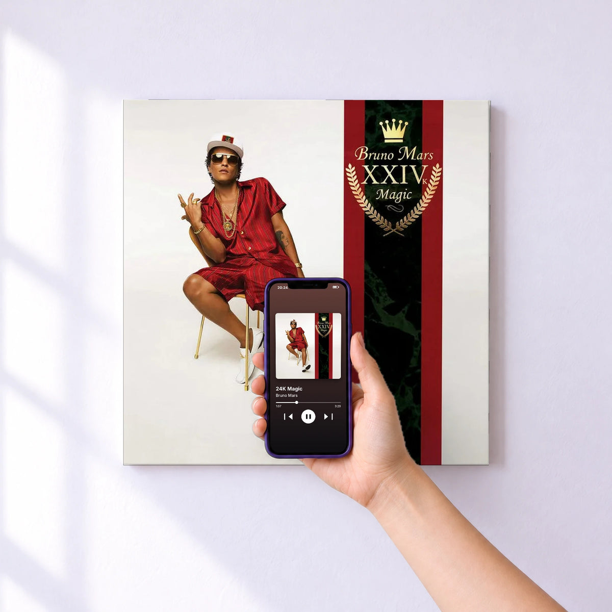 Affiche connectée 24K Magic de Bruno Mars au mur : l'album se lance en approchant le téléphone
