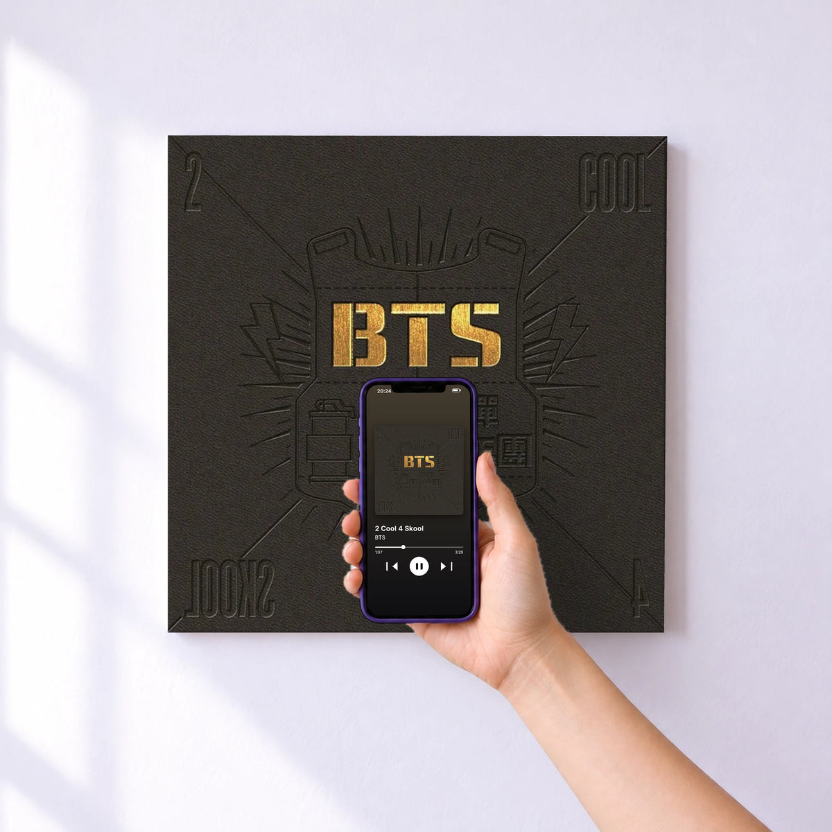 Affiche connectée 2 Cool 4 Skool de BTS au mur : l'album se lance en approchant le téléphone