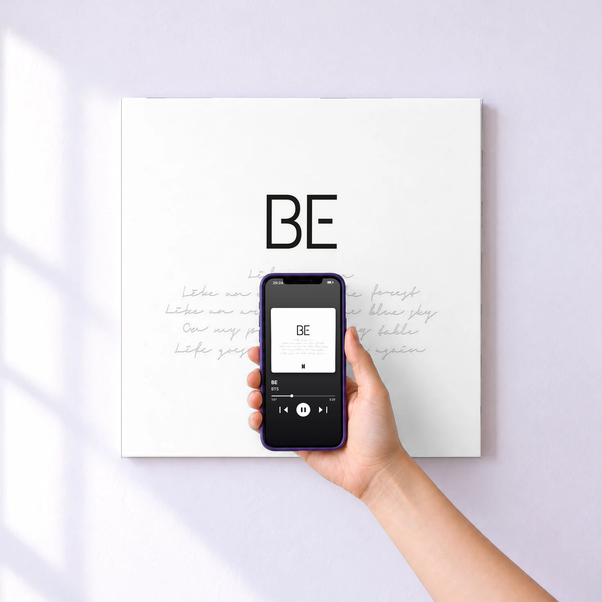 Affiche connectée BE de BTS au mur : l'album se lance en approchant le téléphone