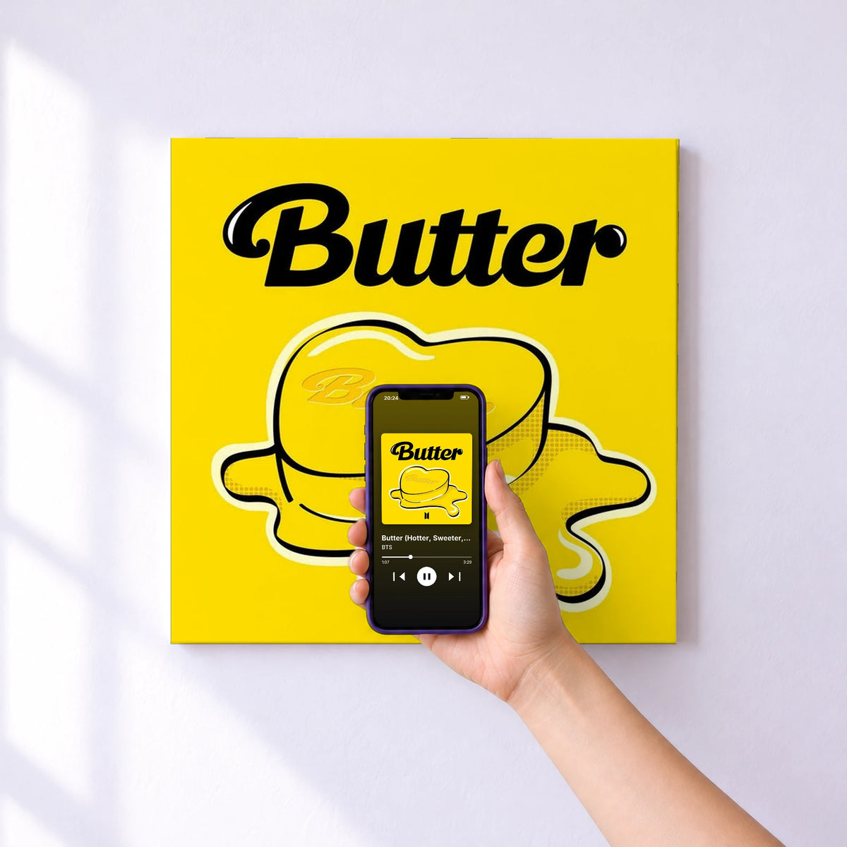 Affiche connectée Butter (Hotter, Sweeter, Cooler) de BTS au mur : l'album se lance en approchant le téléphone