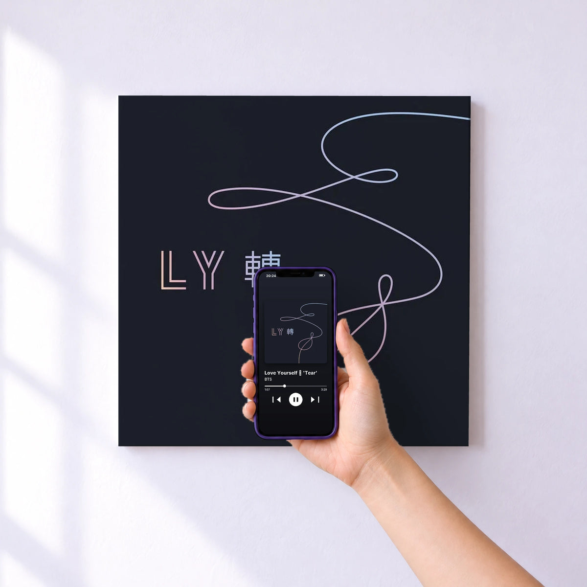 Affiche connectée Love Yourself 轉 'Tear' de BTS au mur : l'album se lance en approchant le téléphone