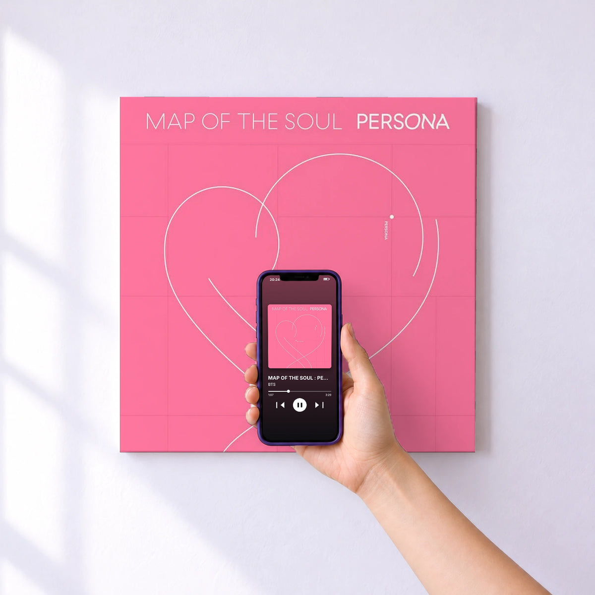 Affiche connectée MAP OF THE SOUL : PERSONA de BTS au mur : l'album se lance en approchant le téléphone
