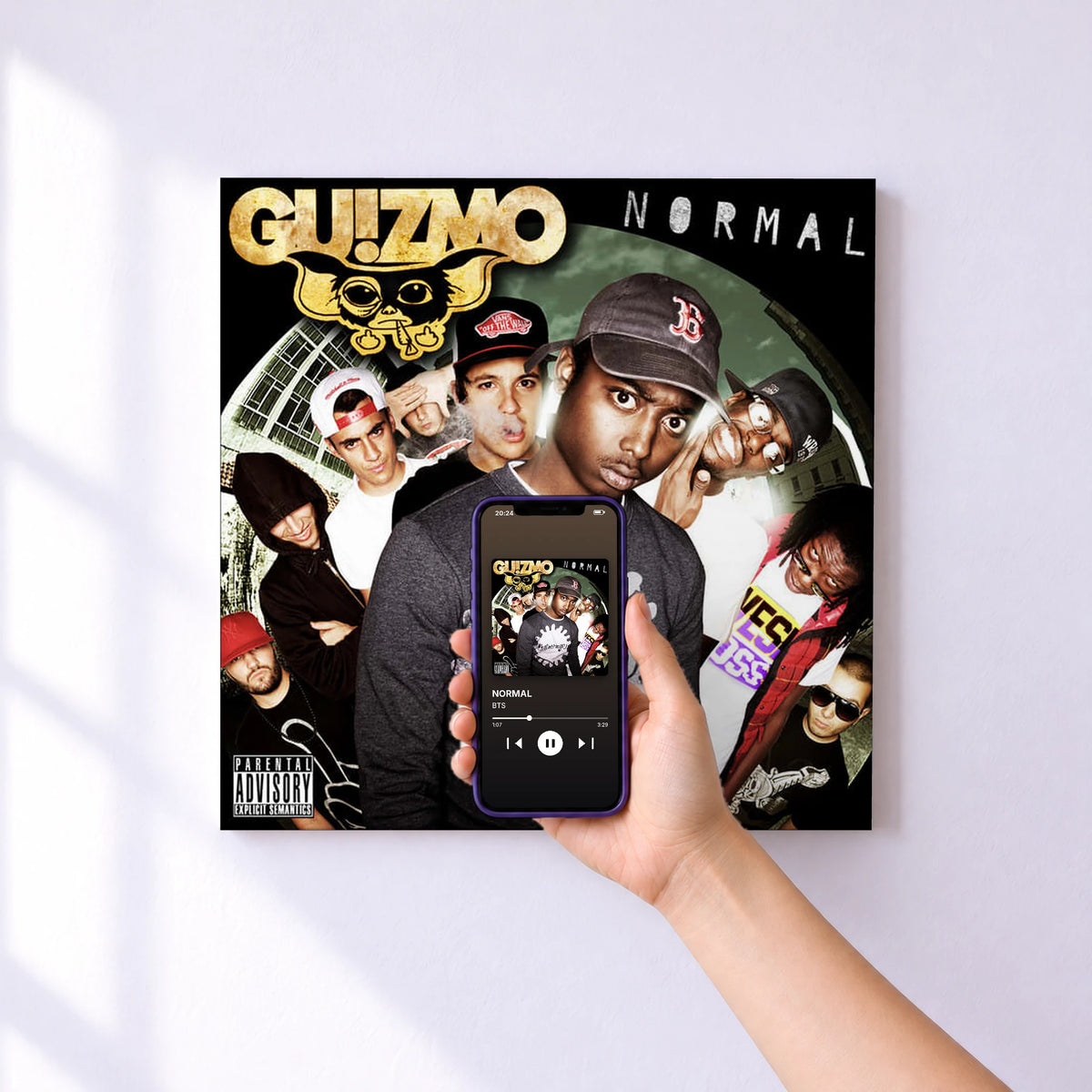 Affiche connectée NORMAL de BTS au mur : l'album se lance en approchant le téléphone