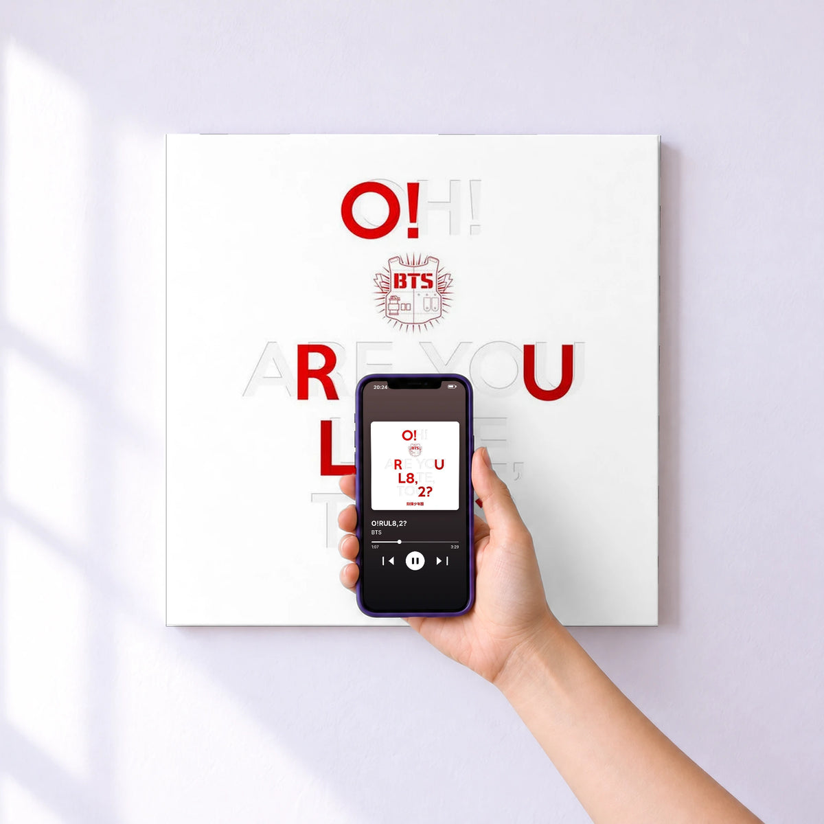 Affiche connectée O!RUL8,2? de BTS au mur : l'album se lance en approchant le téléphone