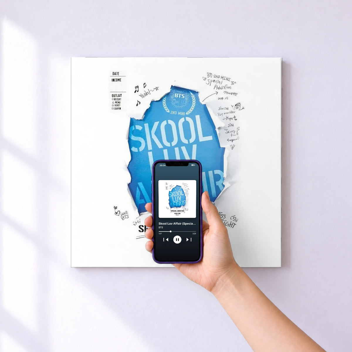 Affiche connectée Skool Luv Affair (Special Addition) de BTS au mur : l'album se lance en approchant le téléphone