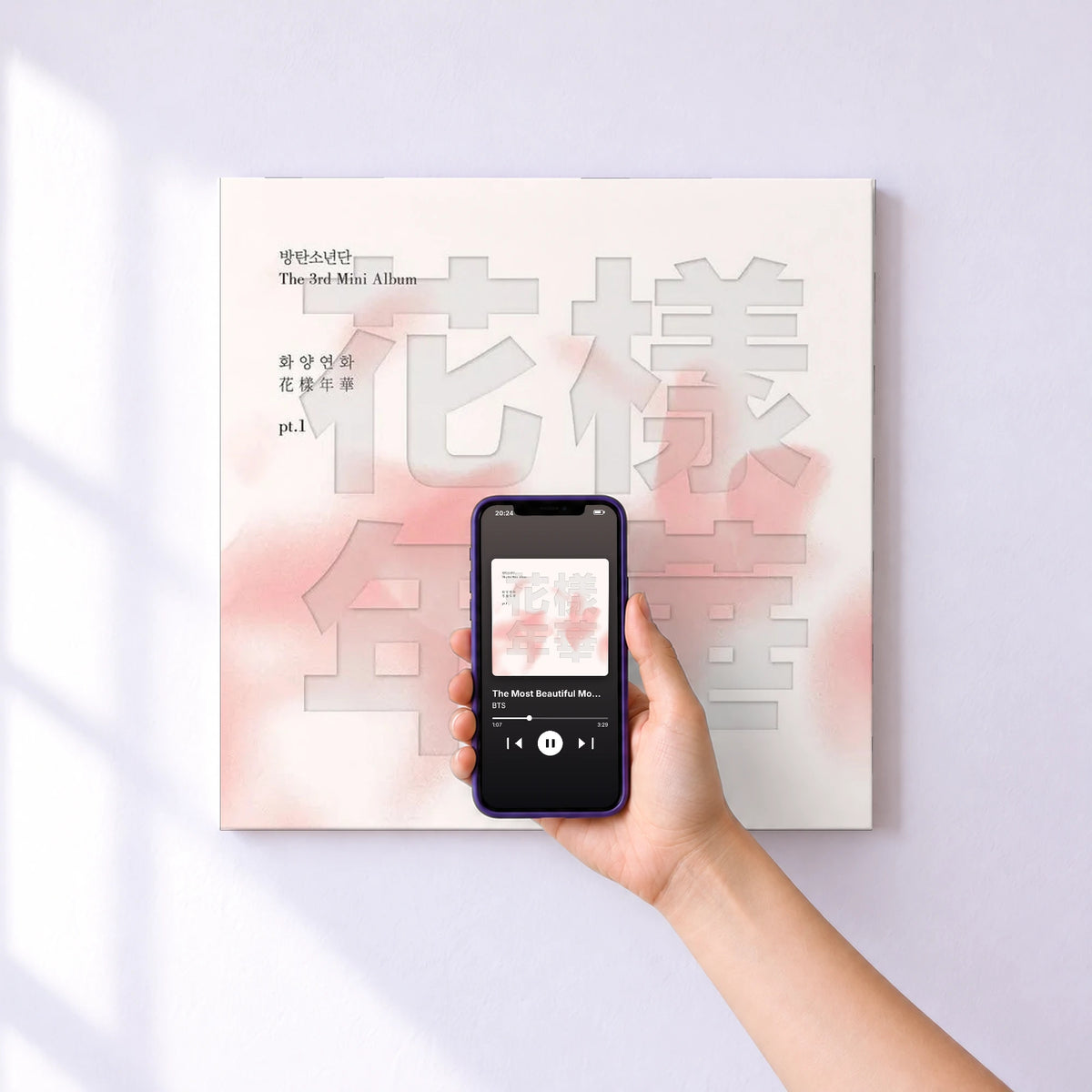 Affiche connectée The Most Beautiful Moment in Life Pt.1 de BTS au mur : l'album se lance en approchant le téléphone