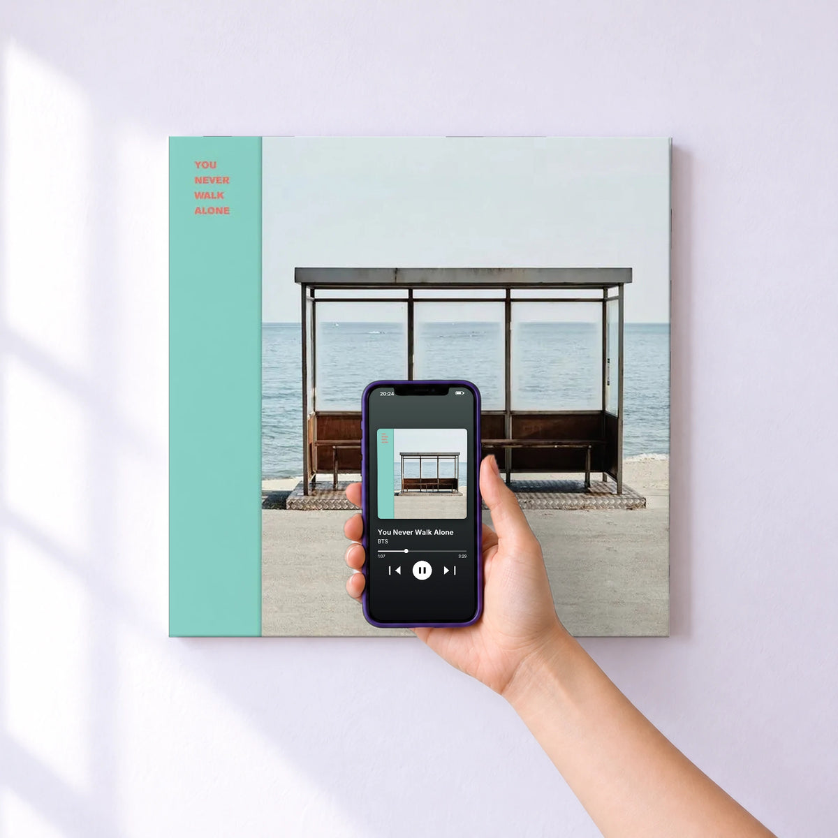 Affiche connectée You Never Walk Alone de BTS au mur : l'album se lance en approchant le téléphone