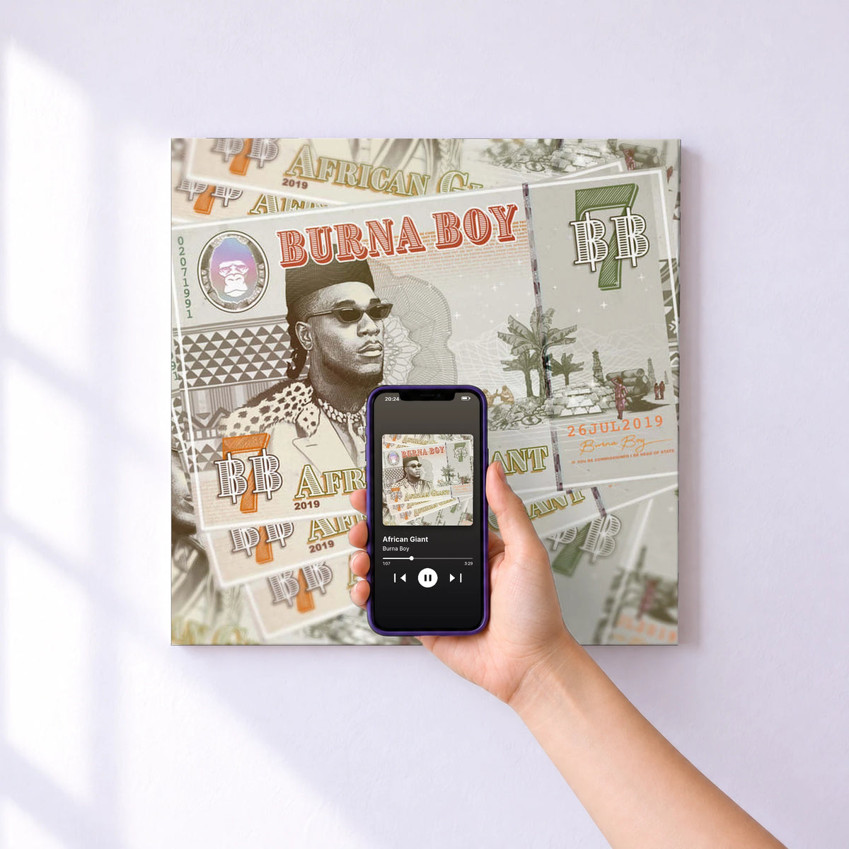 Affiche connectée African Giant de Burna Boy au mur : l'album se lance en approchant le téléphone