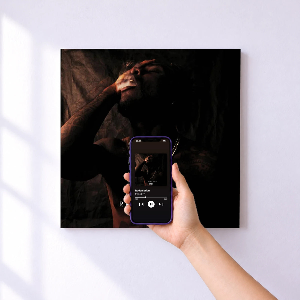 Affiche connectée Redemption de Burna Boy au mur : l'album se lance en approchant le téléphone